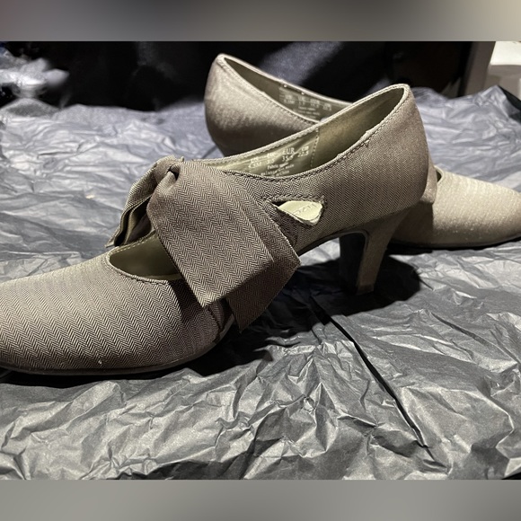 Naturalizer Bow Heels - Picture 6 of 6